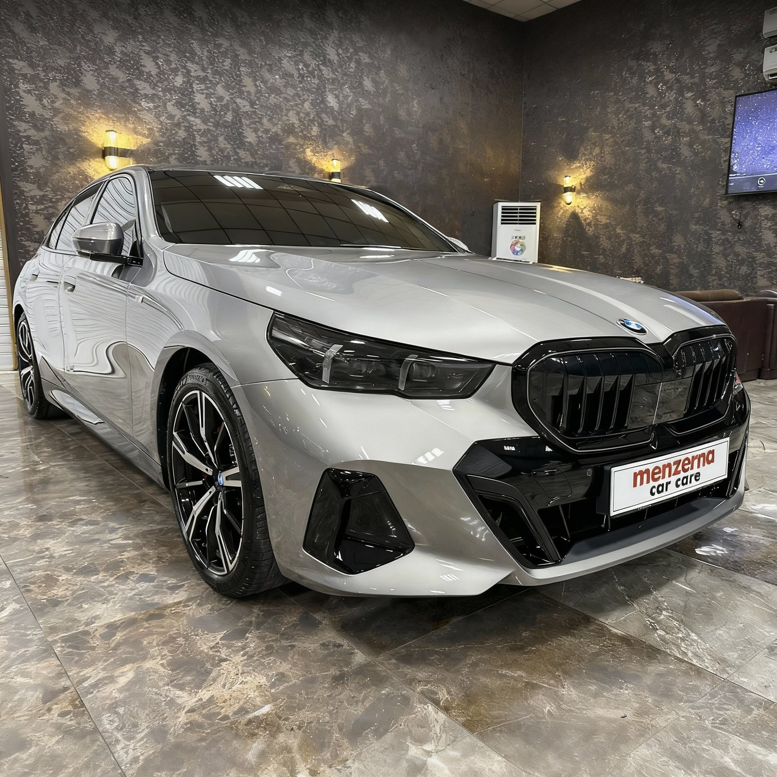 تطبيق فيلم تايتانيوم على مقدمة السيارة